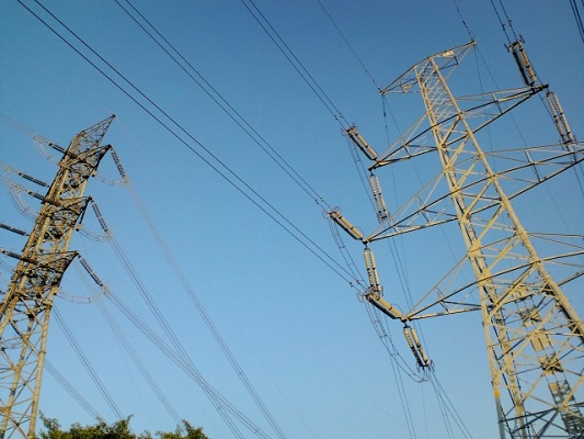 青空を背景にした送電塔の写真