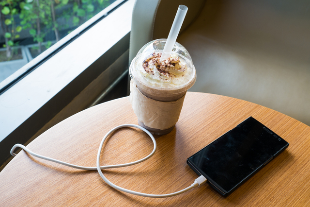カフェでiPhoneを充電